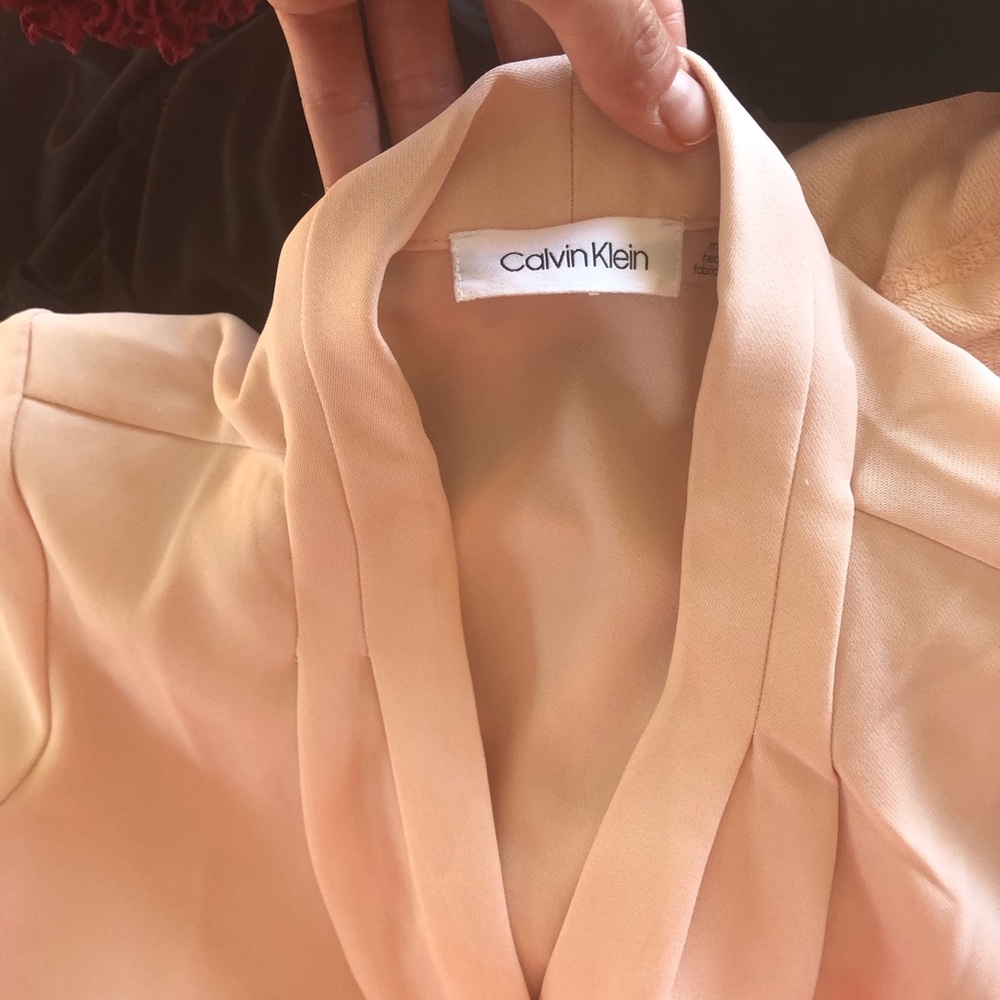 Quarter sleeve, v-neck collared blouse